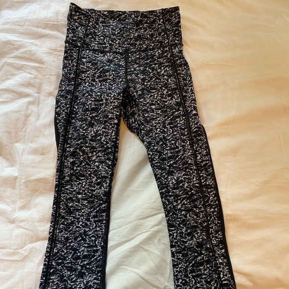 LULULEMON LEGGINGS - SIZE 2 - Picture 1 of 6
